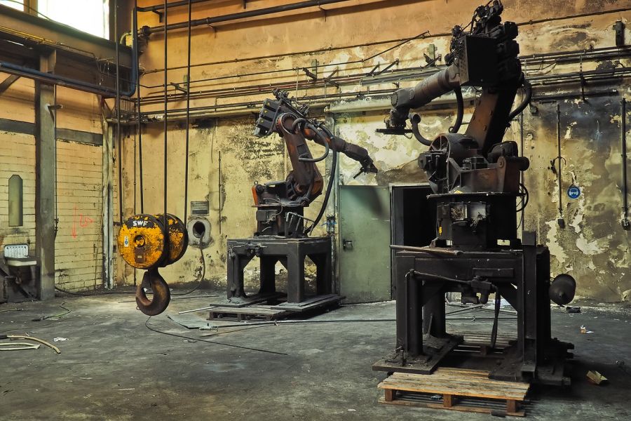 Industrial robots. (CC) Pixabay