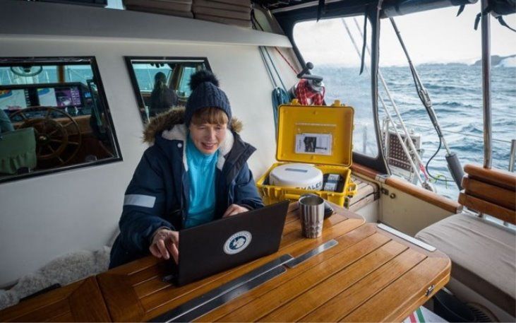 President Kaljulaid digitally signing a resolution of bestowing state decorations using an Iridium Certus terminal by Thales. Credit: Government of Estonia